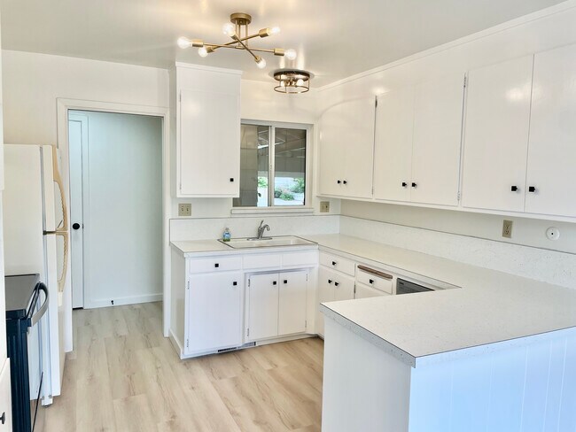 Building Photo - 2530 Tamarisk Dr