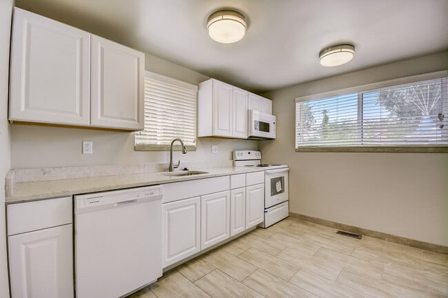 Photo - 554 S Douglas St Apartments