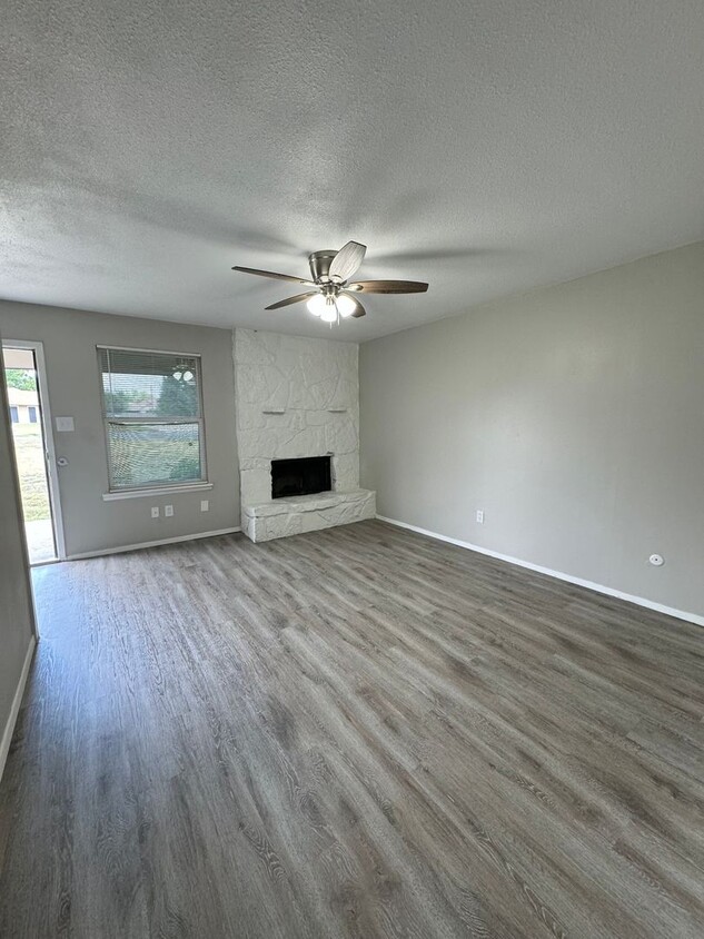 Foto principal - Move In Special! 2 bedrooms 1.5 bath townhome