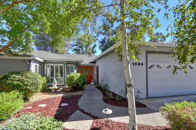 Foto del edificio - Stunning Central Davis Home