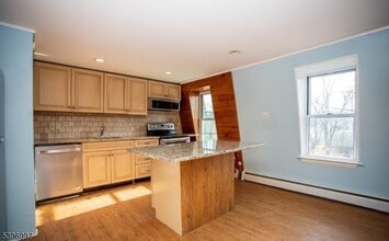 Building Photo - 848 River Rd