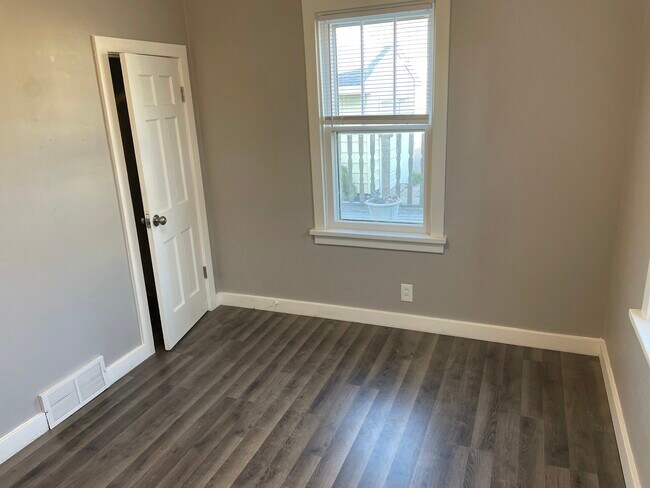 Building Photo - 201 E 7th St