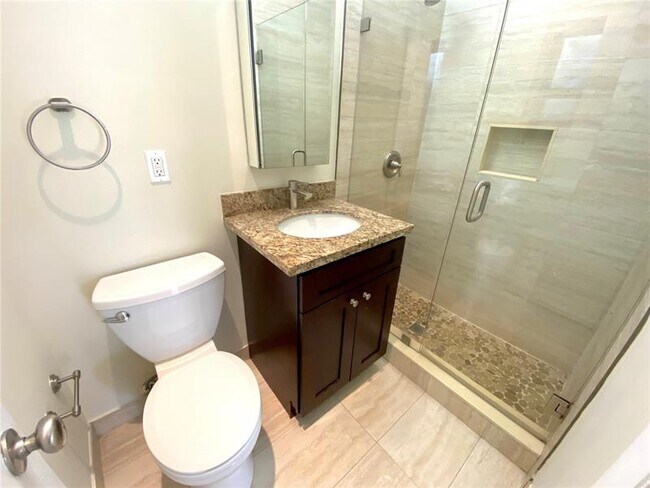 Building Photo - 408 NE 7th Ave