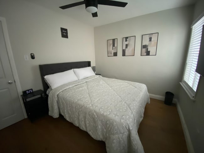 Foto del edificio - 636 E 121st Pl