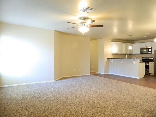 Foto del edificio - 4 Bed, 2 Bath with Storm Shelter and Large Backyard