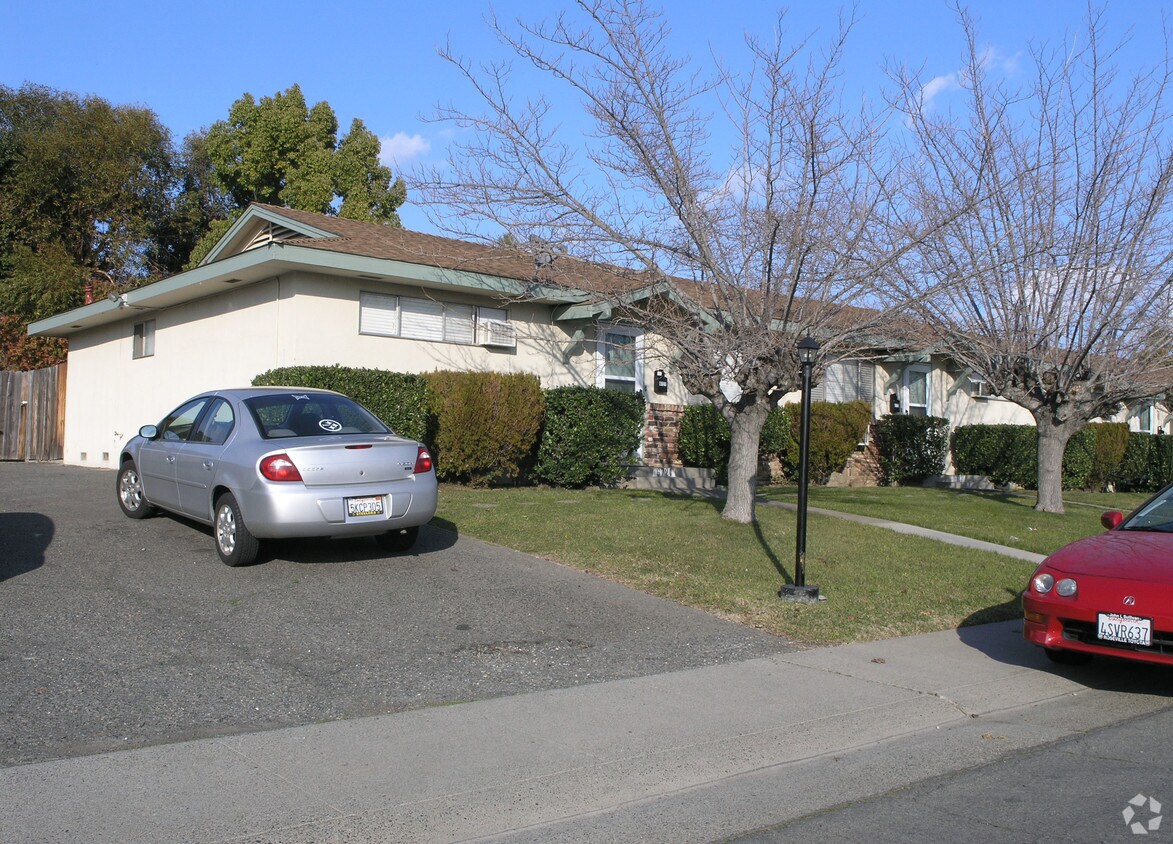 Primary Photo - 6721-6727 Greenback Ln
