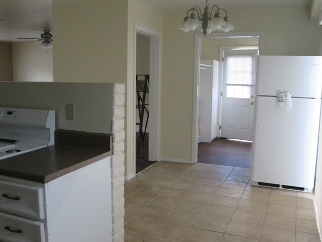 Foto del edificio - 3504 Oakview Dr