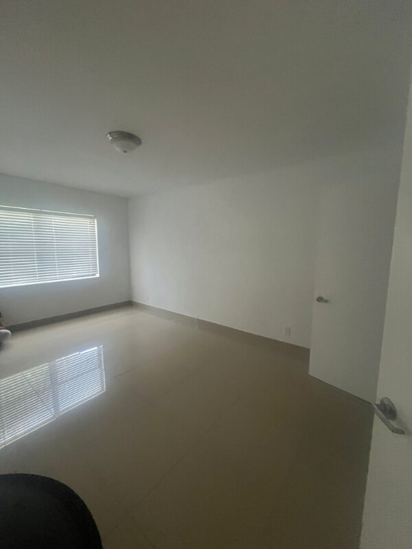 Foto del edificio - 8290 Lake Dr