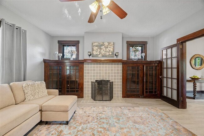 Building Photo - Charming 4 Bedroom House!