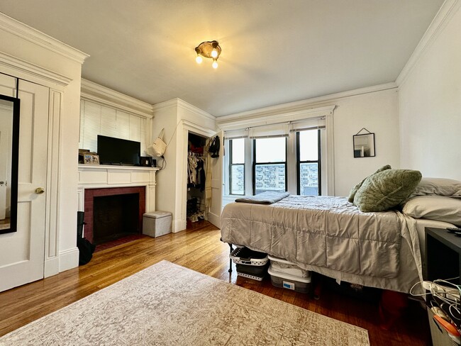 Building Photo - 456 Park Dr