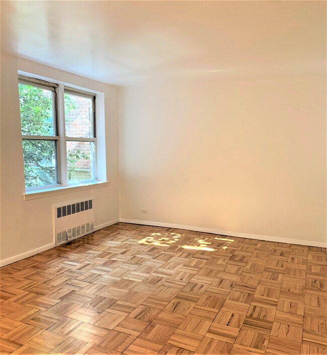 Bedroom - 4295 Webster Ave