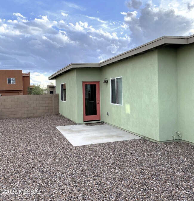 Building Photo - 3026 N Dasylirion Dr