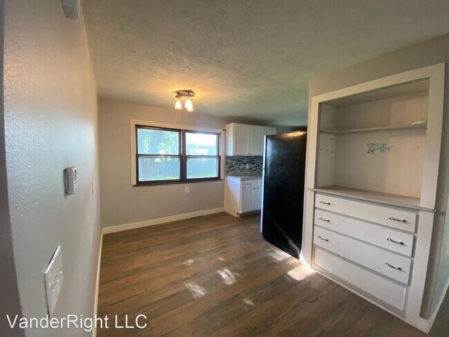 Building Photo - 3 br, 1 bath House - 104 S Needles Dr