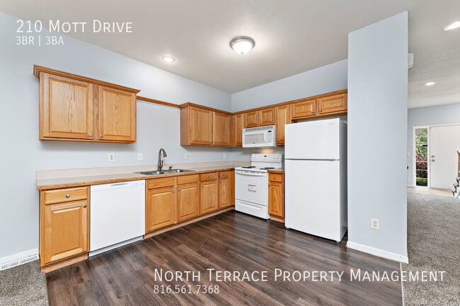 Building Photo - Renovated 3 Bed Townhouse with Unfinished ...