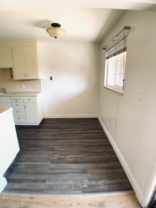 eat-in area - 1702 De Rose Way