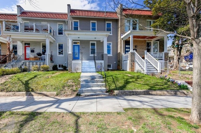Building Photo - 4 bedroom + Parking! Perfection Along Peac...