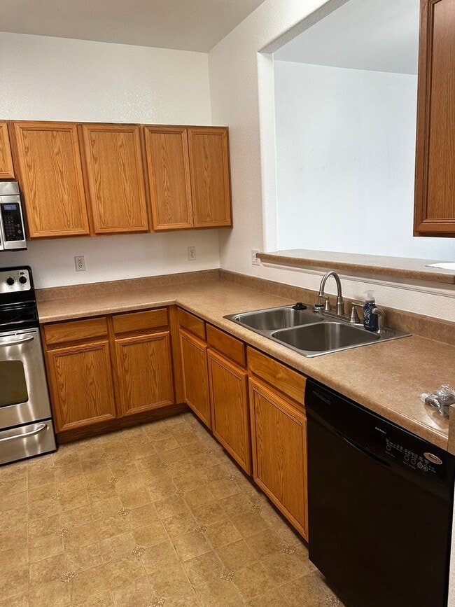 Building Photo - 3 bed 3 bath Town Home near Fountain Mesa