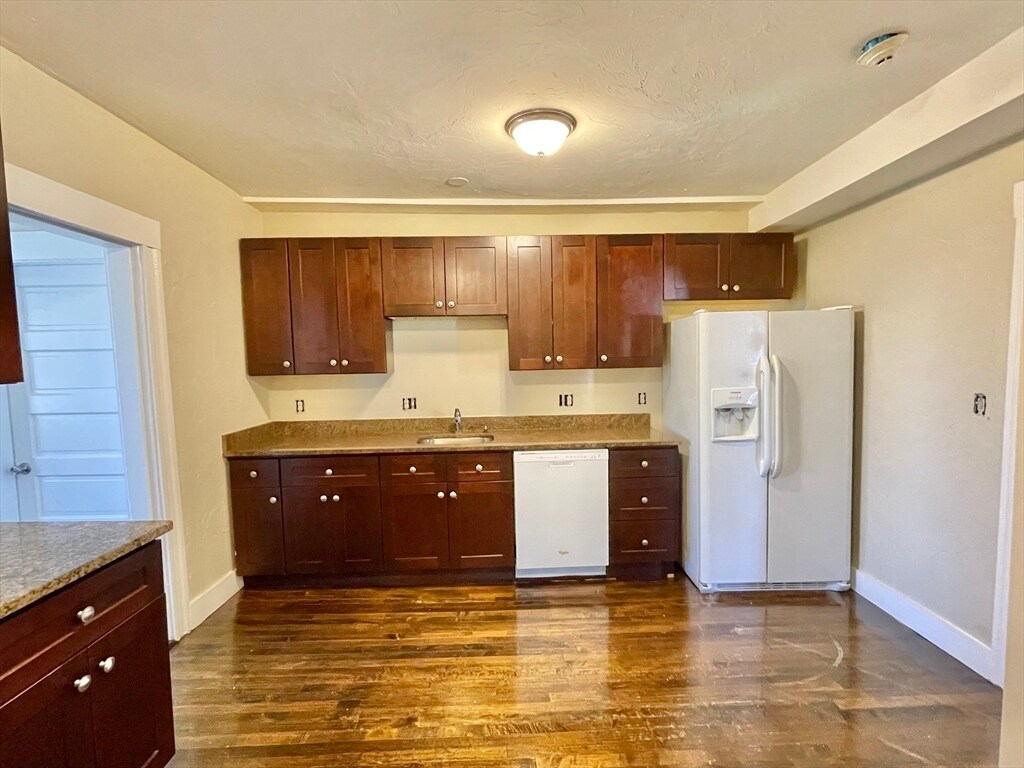 27 Curve St Unit 2, Dedham, MA 02026 Room for Rent in Dedham, MA