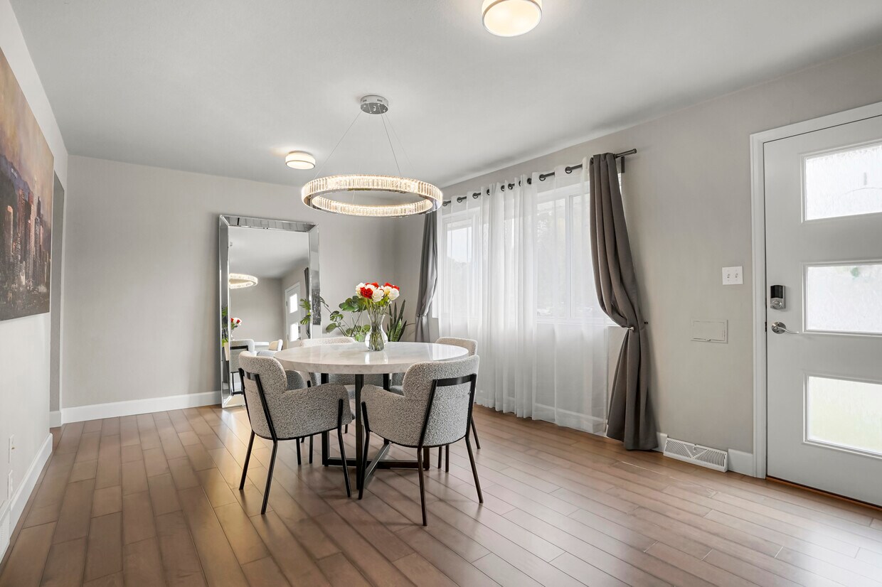 Dining room - 1401 S Holly St