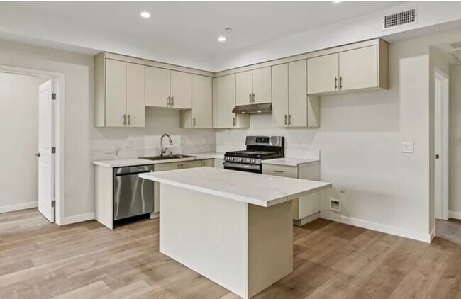 Building Photo - 439 Oak St