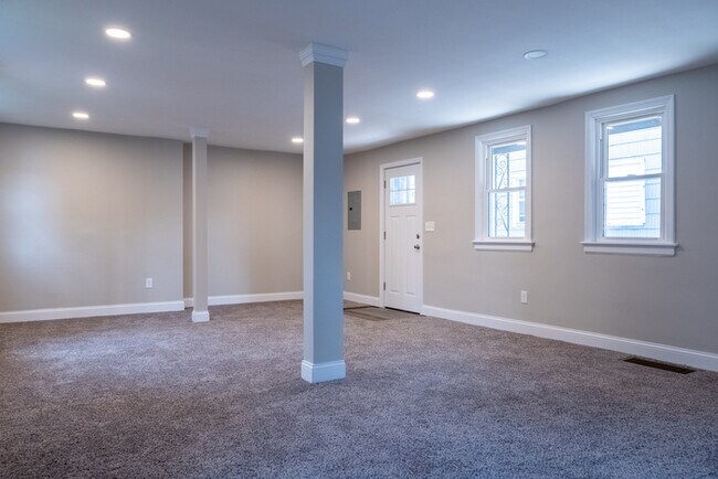 Building Photo - Beautiful Remodeled Townhome in Newport