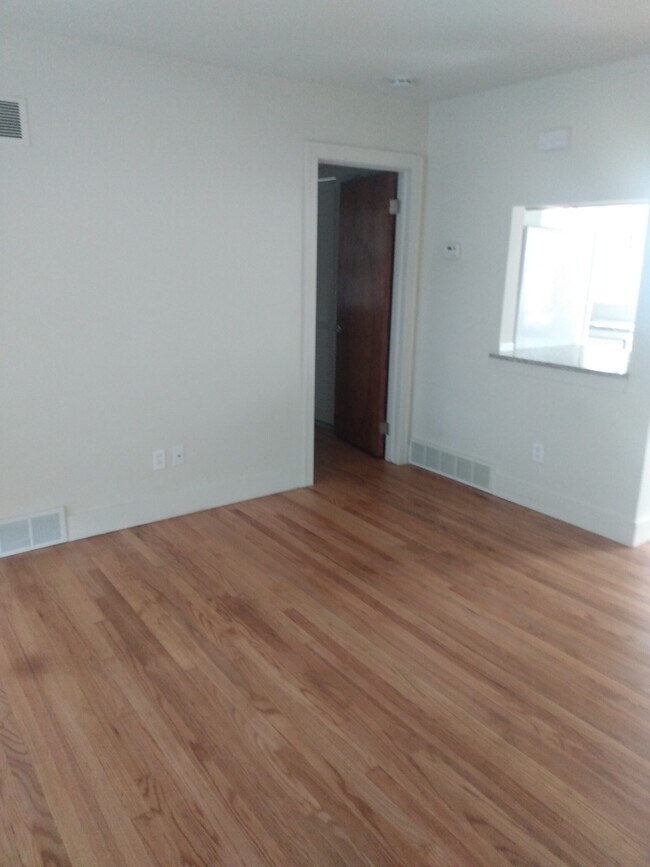 Building Photo - 1529 W Farnum Ave