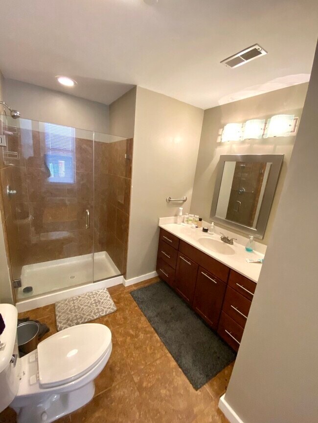 Building Photo - Large Urban Loft with Included Parking!