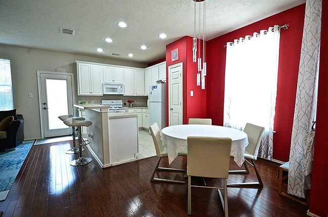 Foto del edificio - 8821 Elm Drake Ln