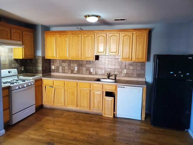 Building Photo - 261 Halladay St