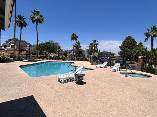 Building Photo - 2 Bed / 2.5 Bath Townhouse in Phoenix!