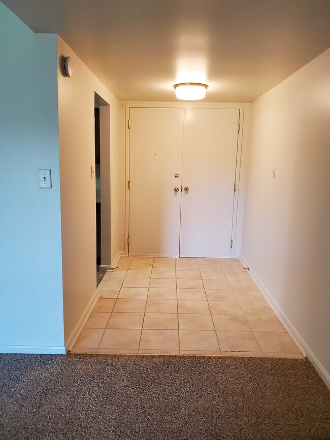 foyer - 1040 Deer Ridge Dr