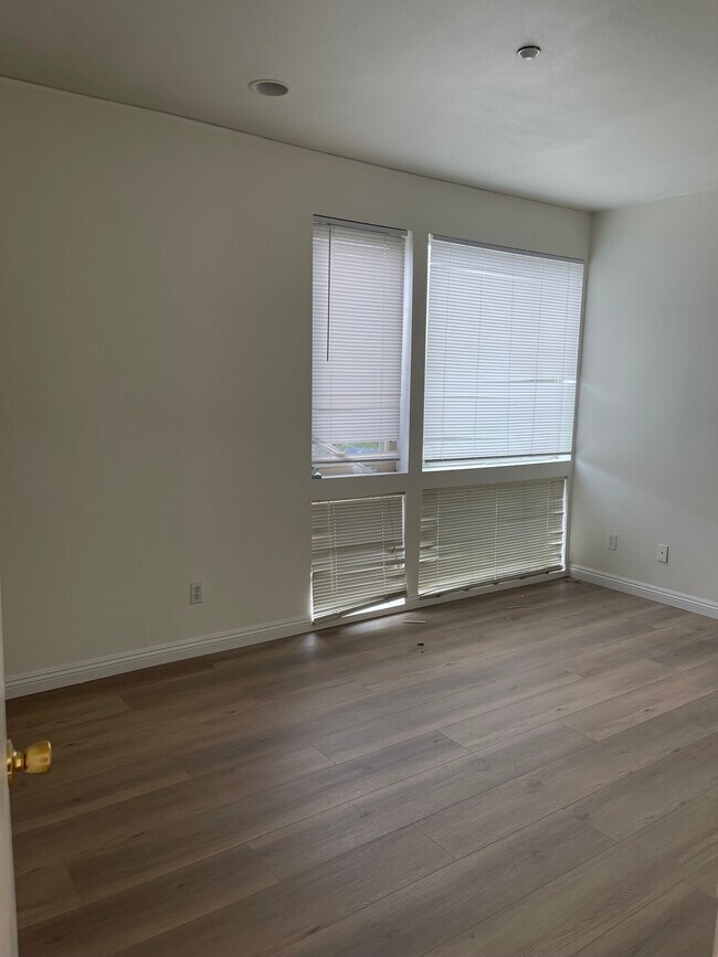 Foto del edificio - 1200 W 24th St