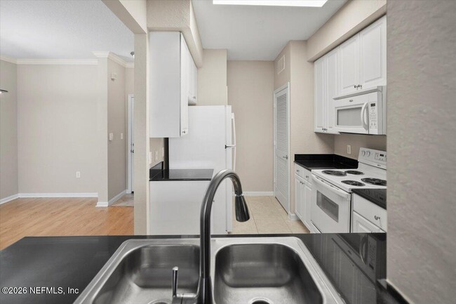 Foto del edificio - 8539 Gate Pkwy W