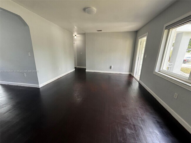 Foto del edificio - 501 SW 69th Ave