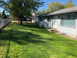 Building Photo - 807 Poplar St