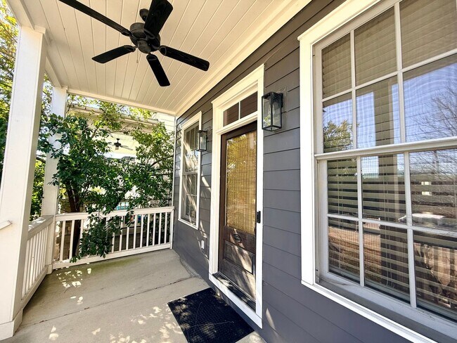 Foto del edificio - WALK TO 8TH AVE AND 12 SOUTH!  Beautiful 3/2.5 home with garage on 10th Ave S