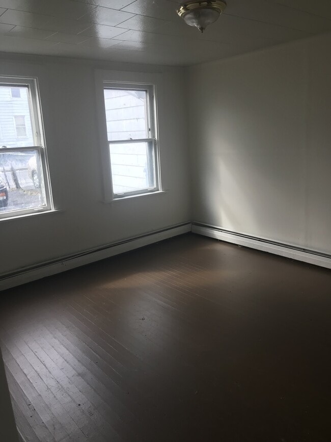 Building Photo - 361 Elk St. $1,500 4BR 2 BR