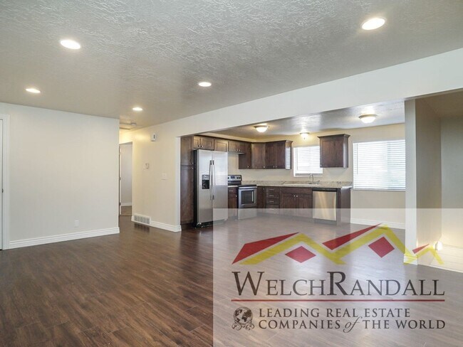 Foto del edificio - Beautifully Updated 4 bed 2 Bath Duplex