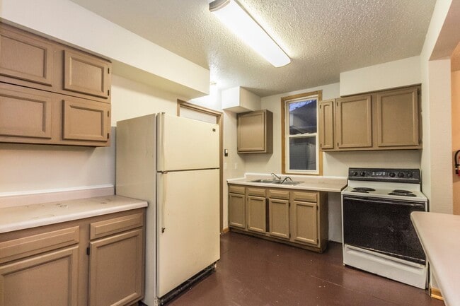 Building Photo - 2 Bedroom 1 Bath Home - Big 2 Stall Detached Garage