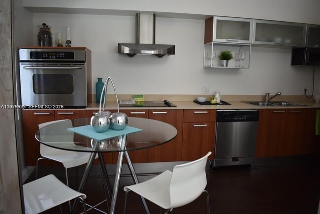 Building Photo - 1528 Brickell Ave