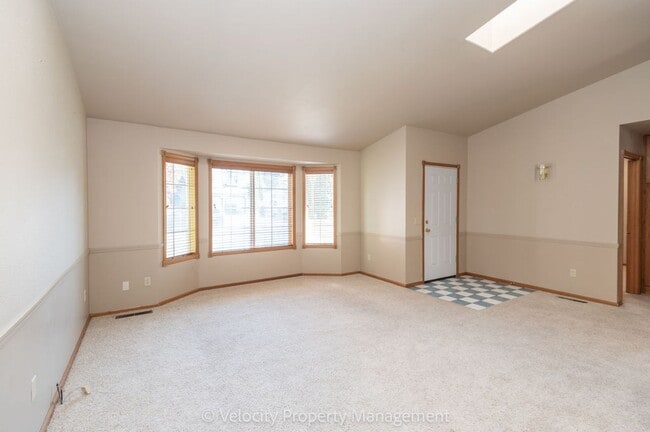Building Photo - Clean & well kept, 3 bedroom, 2 bath!