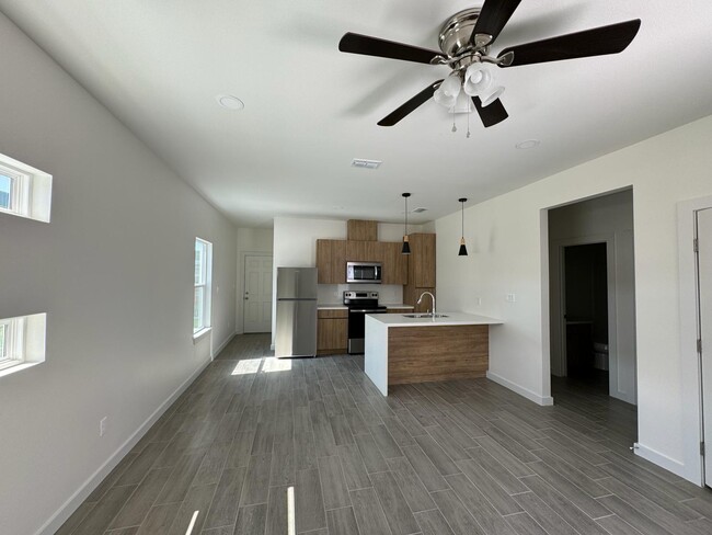 Building Photo - 1202 W Platinum Dr