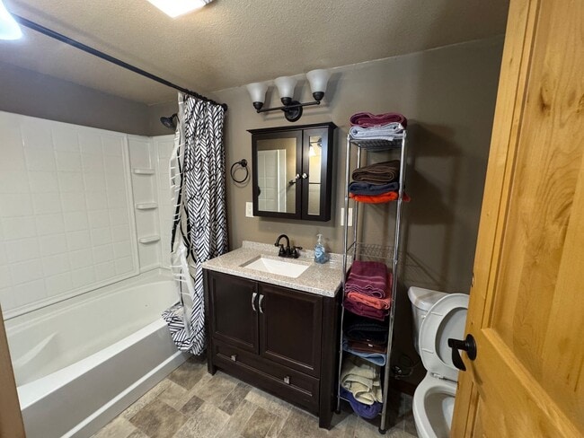 Building Photo - Fully furnished large 1 bedroom