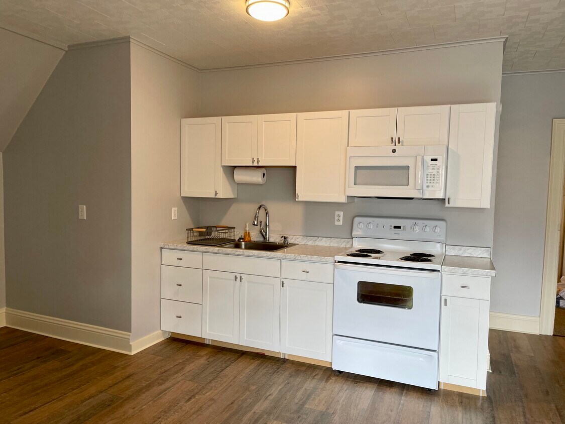 131 S College St Unit 1, Washington, PA 15301 Apartments in