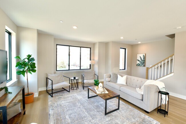 Building Photo - 177 Pointe Dr