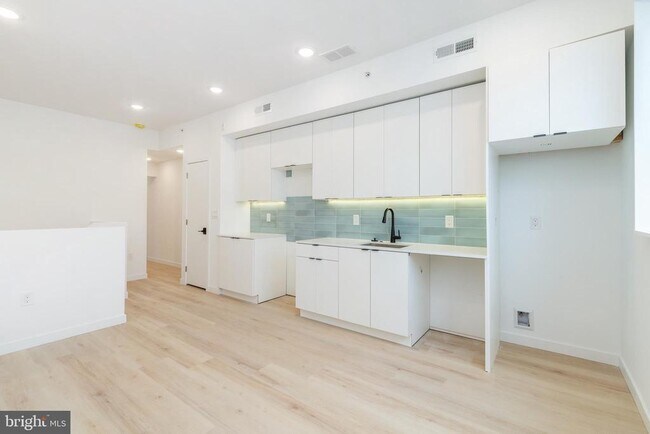 Foto del edificio - 2721 N Howard St