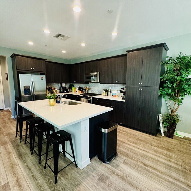 Foto del edificio - Need Roommates to afford an elegant lifestyle?