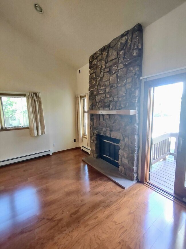 Building Photo - Spacious Downtown Townhome Available Now!