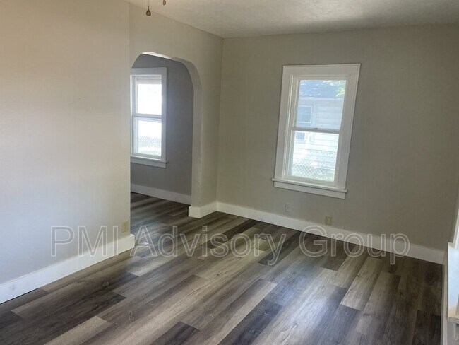 Building Photo - 743 NE Green St