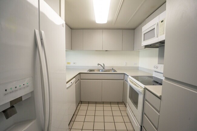 Foto del edificio - Bright 3-Bedroom Honolulu Condo with 2 Parking Stalls – $3,250/Month